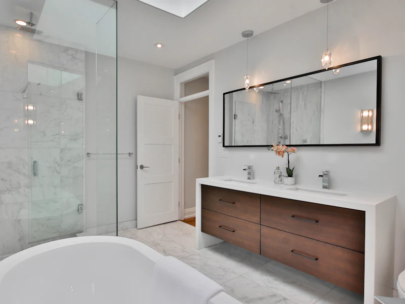 Salle de bains avec douche à l’italienne et baignoire