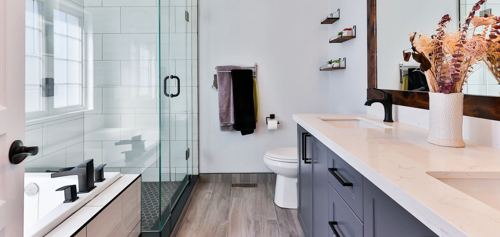 Salle de bains moderne rénovée, douche et vasque
