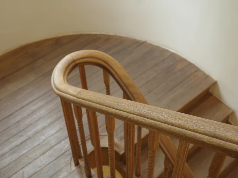 Escalier en bois sur mesure à rampe courbée