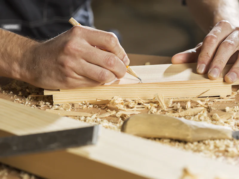Découpe d’une pièce de bois en atelier