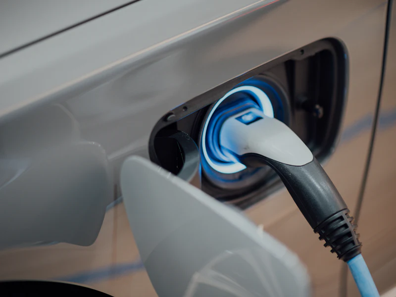 Voiture électrique en charge sur une borne